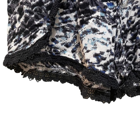 Mudd Printed Eyelet Lace Hem Shorts Black White Size Small - Picture 2 of 5